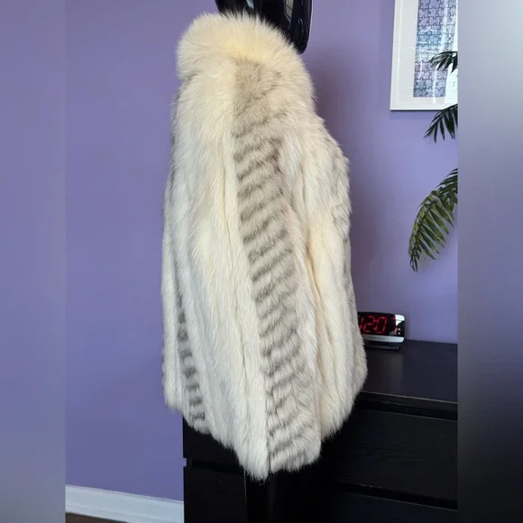 Elegant White silver blue white Fox Fur Coat - Picture 7 of 16